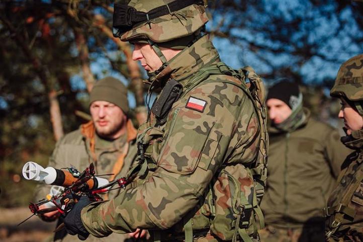 Szkolenie z użycia komercyjnych dronów do rozpoznania i rażenia celów (fot. szer. Aneta Lewoń)