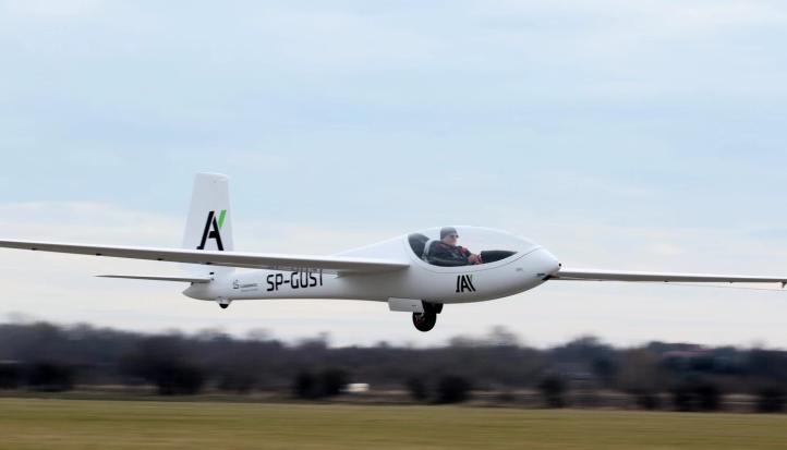 Szybowiec akrobacyjny I-45 JAY w locie (fot. Łukasiewicz-Instytut Lotnictwa)