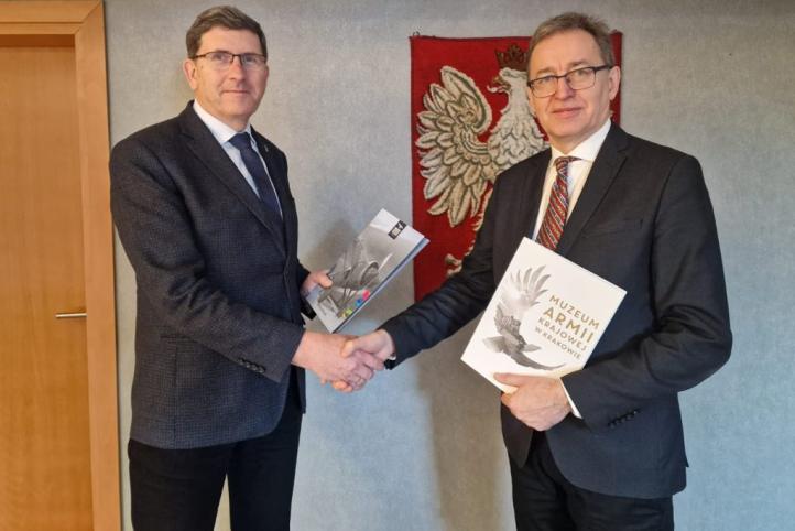Tomasz Kosecki, Dyrektor Muzeum Lotnictwa Polskiego i dr Jarosław Szarek, Dyrektor Muzeum Armii Krajowej podpisali porozumienie o współpracy (fot. Paweł Stachnik) Tomasz Kosecki, Dyrektor Muzeum Lotnictwa Polskiego i dr Jarosław Szarek, Dyrektor Muzeum Armii Krajowej podpisali porozumienie o współpracy (fot. Paweł Stachnik)