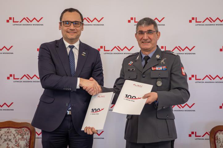 Umowa o współpracy Lotniczej Akademii Wojskowej z PZL-Świdnik S.A. (fot. Lotnicza Akademia Wojskowa)2 Umowa o współpracy Lotniczej Akademii Wojskowej z PZL-Świdnik S.A. (fot. Lotnicza Akademia Wojskowa)2