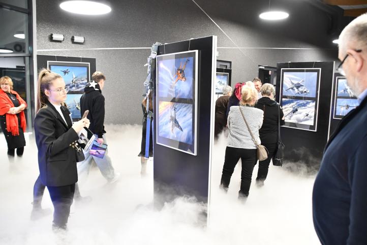 Wernisaż wystawy 'Asy przestworzy' z efektem specjalnym (fot. BCKiH 'Wahadło')