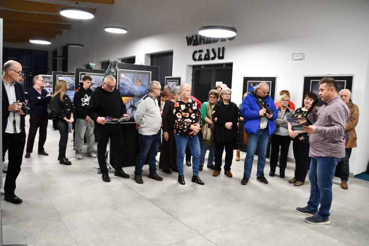 Wernisaż wystawy 'Asy przestworzy' z efektem specjalnym (fot. BCKiH 'Wahadło')2