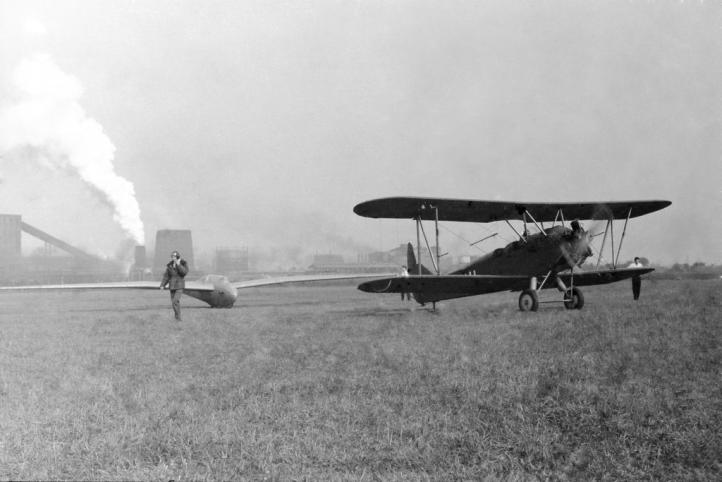 Zdjęcie historyczne z Aeroklubu Gliwickiego - szybowiec IS-C Żuraw przygotowywany na łące do startu za samolotem (fot. Tadeusz Lewicki)