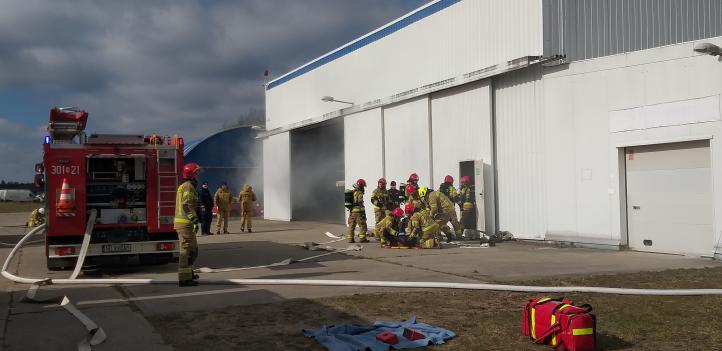 Ćwiczenia na olsztyńskim lotnisku z udziałem policjantów i strażaków (fot. Aeroklub Warmińsko-Mazurski)
