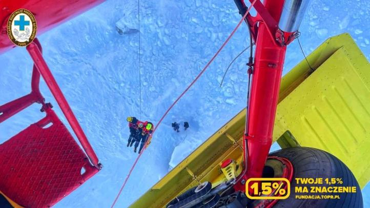 Akcja ratownicza z udziałem śmigłowca TOPR pod ścianami Świnicy (fot. M. Rogus)