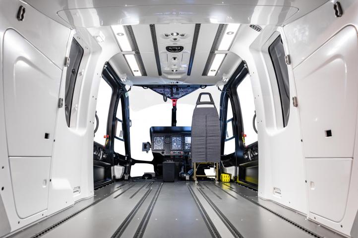 H140 - wnętrze - widok z tyłu (fot. Airbus Helicopters, Christian Keller)