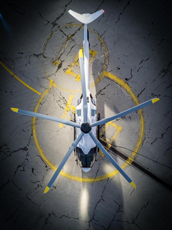 H140 na lądowisku - widok z góry (fot. Airbus Helicopters, Christian Keller)