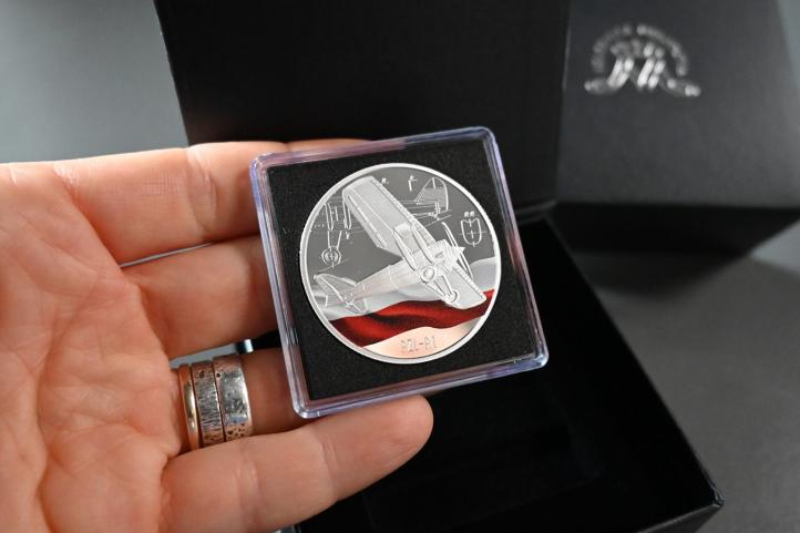 PZL P.1 - pierwszy polski myśliwiec na oficjalnej srebrnej monecie (fot. Muzeum Lotnictwa Polskiego)2