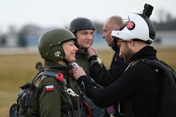 Pierwsze skoki spadochronowe podchorążych Lotniczej Akademii Wojskowej (fot. Urszula Krzemińska)2 Pierwsze skoki spadochronowe podchorążych Lotniczej Akademii Wojskowej (fot. Urszula Krzemińska)2