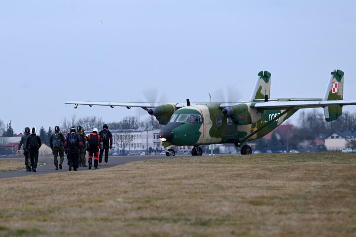 Pierwsze skoki spadochronowe podchorążych Lotniczej Akademii Wojskowej (fot. Urszula Krzemińska)3 Pierwsze skoki spadochronowe podchorążych Lotniczej Akademii Wojskowej (fot. Urszula Krzemińska)3