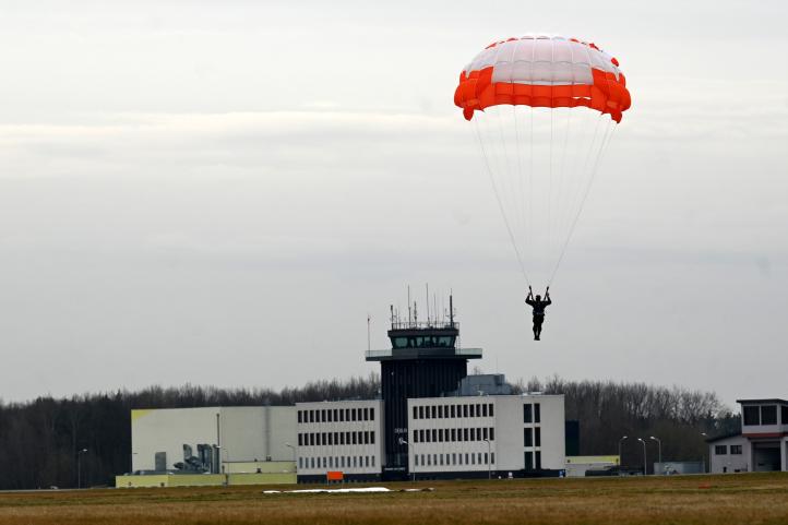 Pierwsze skoki spadochronowe podchorążych Lotniczej Akademii Wojskowej (fot. Urszula Krzemińska)4 Pierwsze skoki spadochronowe podchorążych Lotniczej Akademii Wojskowej (fot. Urszula Krzemińska)4