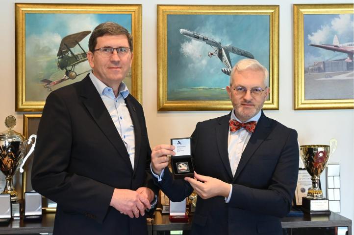 Pierwszy polski myśliwiec na oficjalnej srebrnej monecie w zbiorach Muzeum Lotnictwa Polskiego (fot. Muzeum Lotnictwa Polskiego)2