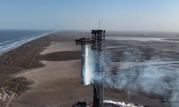 Pierwszy stopień rakiety Super Heavy 'złapany' przez mechaniczne ramiona wieży startowej (fot. kadr z filmu SpaceX) Pierwszy stopień rakiety Super Heavy 'złapany' przez mechaniczne ramiona wieży startowej (fot. kadr z filmu SpaceX)