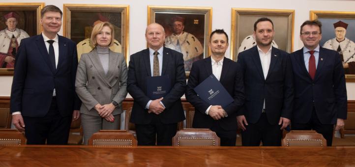 Podpisano umowę o współpracy Politechniki krakowskiej z Aeroklubem Krakowskim (fot. Jan Zych)