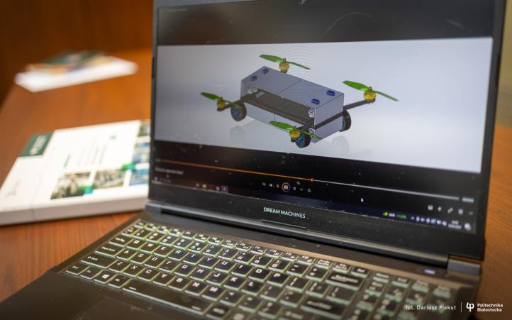 Politechnika Białostocka przygotuje hybrydowy system lądowo-powietrzny na potrzeby służb ratowniczych (fot. Dariusz Piekut)2