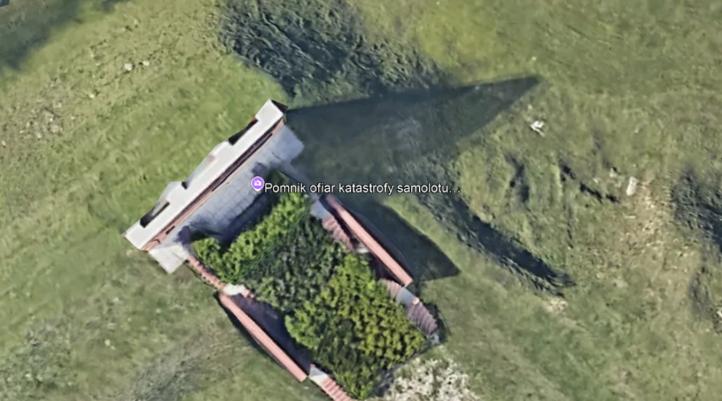 Pomnik ofiar katastrofy samolotu Ił-62 SP-LAA 'Mikołaj Kopernik' widok z góry (fot. Google - mapy)