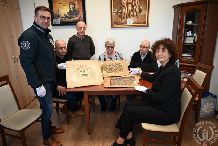 Przedwojenne dary dla Muzeum Sił Powietrznych w Dęblinie (fot. K. Kasprzak, MSP)2