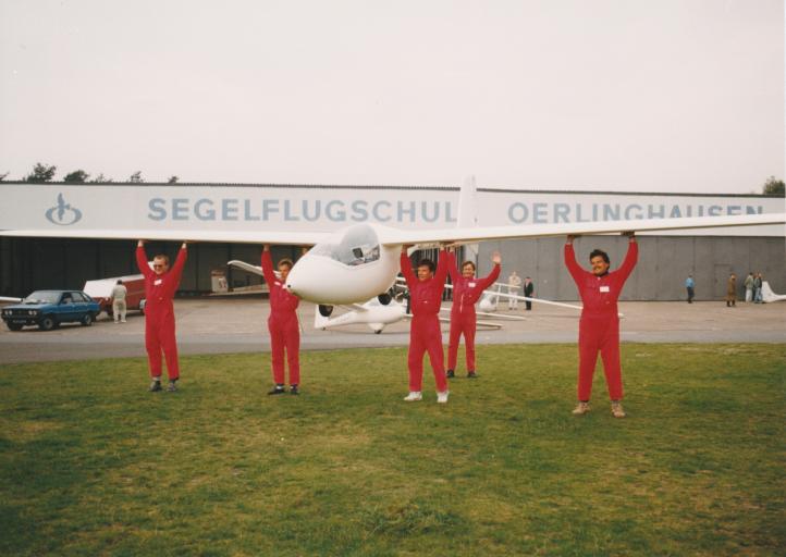 Studenci i PW Smyk. Historyczne zdjęcie z konkursu w Oerlinghausen, w Niemczech (fot. Muzeum Lotnictwa Polskiego)