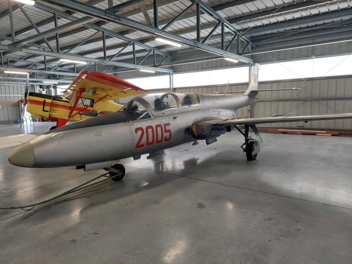 TS-11 'Iskra' w hangarze (fot. Politechnika Poznańska)