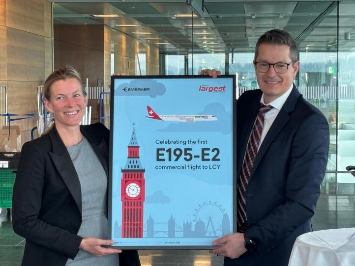 Uroczystość z okazji lądowania pierwszego lotu komercyjnego Embraer E195-E2 we flocie Helvetic Airways na lotnisku London City (fot. Embraer) Uroczystość z okazji lądowania pierwszego lotu komercyjnego Embraer E195-E2 we flocie Helvetic Airways na lotnisku London City (fot. Embraer)
