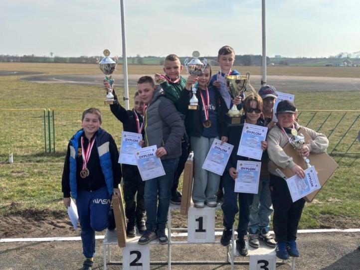 'Mały Puchar Gordona Bennetta' w Kruszynie - podium drużynowo (fot. Aeroklub Włocławski)