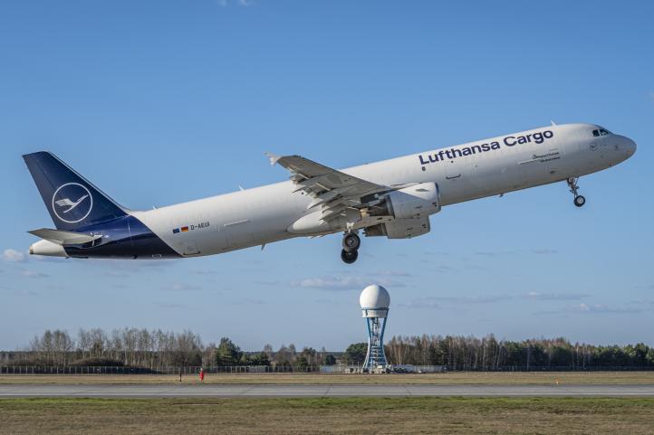 Airbus A321F należący do Lufthansy Cargo - start (fot. Piotr Adamczyk)