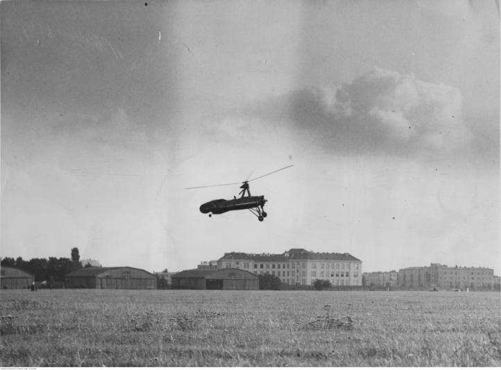Autożyro Cierva C.30 znak SP-ANN pilotowane przez płk. Bolesława Stachonia podczas pokazów przed rozpoczęciem zawodów balonowych o puchar Gordon-Bennetta na Polu Mokotowskim (fot. Narodowe Archiwum Cyfrowe)