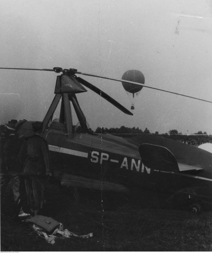 Autożyro Cierva C.30 znak SP-ANN. W tle widoczny lecący balon (fot. Narodowe Archiwum Cyfrowe)