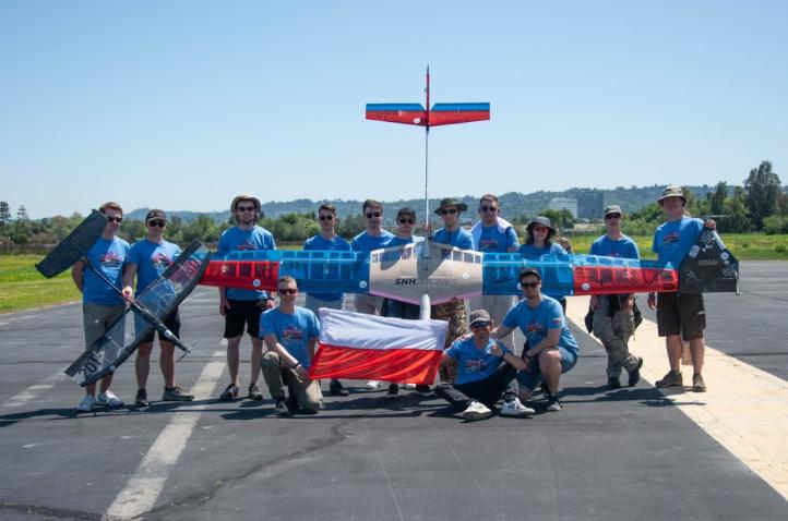 Członkowie Akademickiego Klubu Lotniczego Politechniki Wrocławskiej na zawodach SAE Aero Design West w USA (fot. Michał Szewczyk)