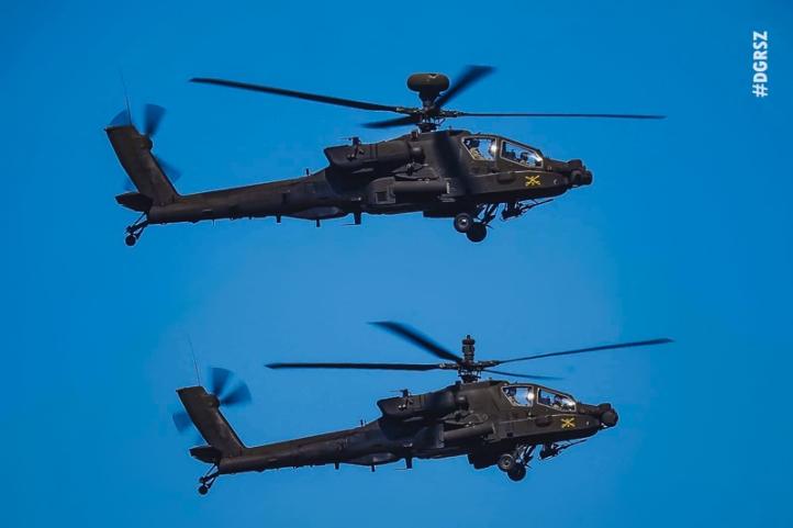 Dwa śmigłowce AH-64 Apache w locie - widok z boku (fot. DGRSZ)