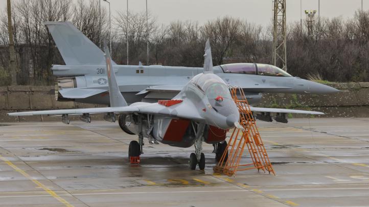 F-16 Block 70 i MiG-29 w bazie lotniczej Graf Ignatiewo (fot. Bulgarian Air Force, Facebook)