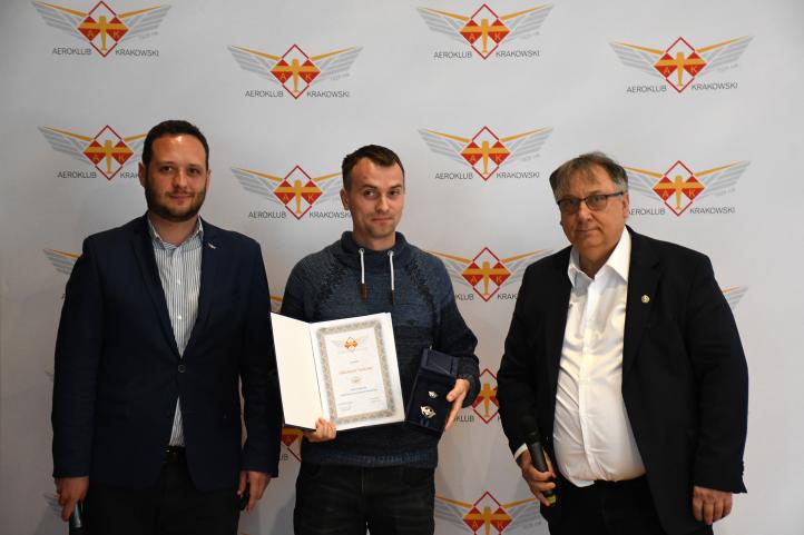 Jakub Turek ze srebrną odznaką 'Zasłużony dla Aeroklubu Krakowskiego' (fot. Aeroklub Krakowski)