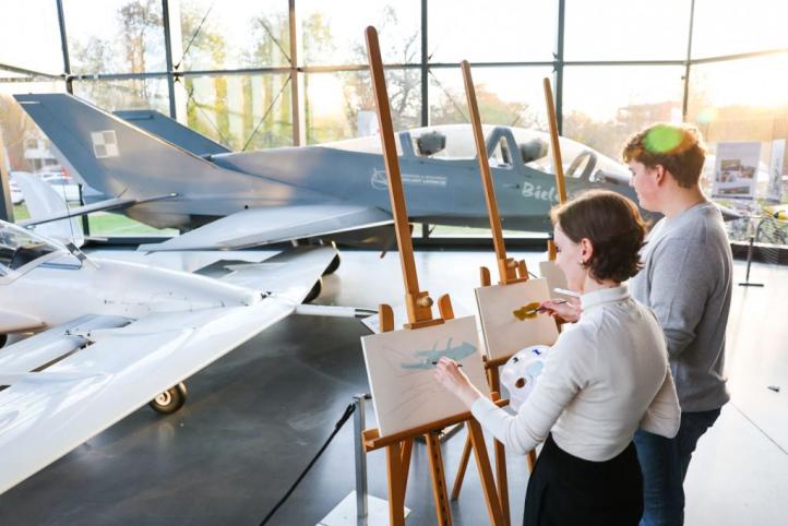 Malowanie samolotów na płótnach na sztalugach (fot. Muzeum Lotnictwa Polskiego) Malowanie samolotów na płótnach na sztalugach (fot. Muzeum Lotnictwa Polskiego)