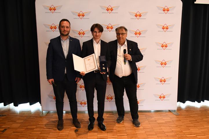 Mikołaj Kolarczyk ze złotą odznaką 'Zasłużony dla Aeroklubu Krakowskiego' (fot. Aeroklub Krakowski)