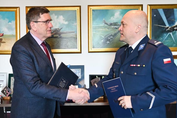 Muzeum Lotnictwa Polskiego podpisało porozumienie o współpracy z Komendą Miejską Policji (fot. Muzeum Lotnictwa Polskiego)2