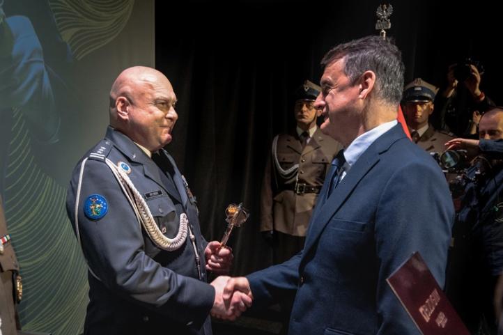 Nagrodę Buzdygan odbiera dowódca 8 Krakowskiej Baza Lotnictwa Transportowego (fot. Michał Niwicz)