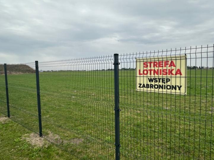 Ogrodzone lotnisko EPPT (fot. Aeroklub Ziemi Piotrkowskiej)2