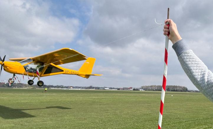 Otwarte zawody samolotowe Aeroklubu Krakowskiego - konkurencja lądowanie znad bramki (fot. fot. Aeroklub Krakowski) Otwarte zawody samolotowe Aeroklubu Krakowskiego - konkurencja lądowanie znad bramki (fot. fot. Aeroklub Krakowski)