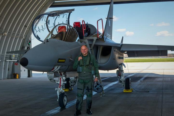 Płk pil. Waldemar Gołębiowski przed samolotem M-346 Bielik (fot. 4 Skrzydło Lotnictwa Szkolnego)