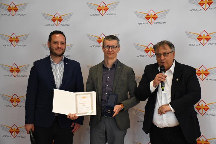 Paweł Bahyrycz ze złotą odznaką 'Zasłużony dla Aeroklubu Krakowskiego' (fot. Aeroklub Krakowski)