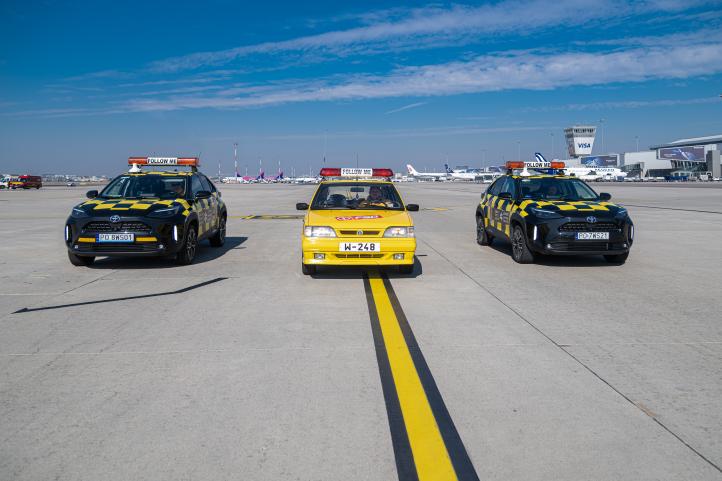 Polonez Caro w służbie Follow Me na Lotnisku Chopina (fot. Michał Wajnchold)2 Polonez Caro w służbie Follow Me na Lotnisku Chopina (fot. Michał Wajnchold)2