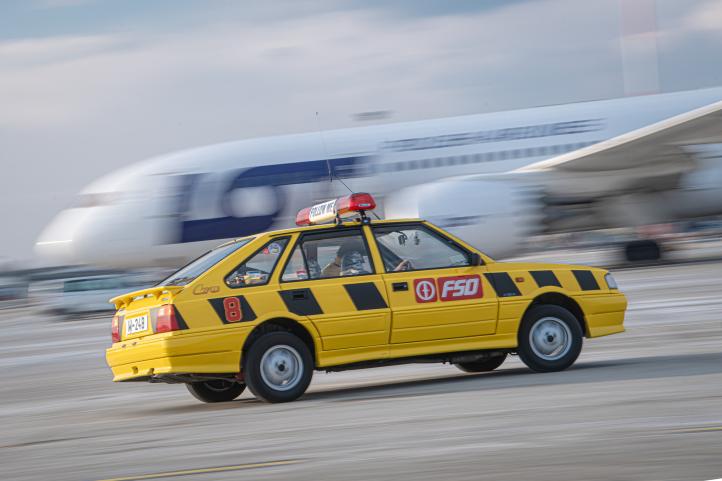 Polonez Caro w służbie Follow Me na Lotnisku Chopina (fot. Michał Wajnchold)3 Polonez Caro w służbie Follow Me na Lotnisku Chopina (fot. Michał Wajnchold)3