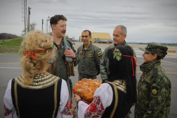 Powitanie amerykańskiego pilota, majora Jasona Royko (fot. Bulgarian Air Force, Facebook)