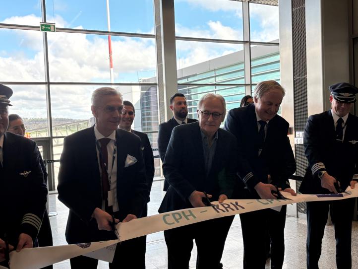 Przecinają wstęgę od lewej prezes Janusz Kardasiński, Janusz Kahl - konsul honorowy Królestwa Danii w Krakowie, Szymon Chełkowski - przedstawiciel linii lotniczych SAS w otoczeniu członków załogi (fot. Kraków Airport) Przecinają wstęgę od lewej prezes Janusz Kardasiński, Janusz Kahl - konsul honorowy Królestwa Danii w Krakowie, Szymon Chełkowski - przedstawiciel linii lotniczych SAS w otoczeniu członków załogi (fot. Kraków Airport)