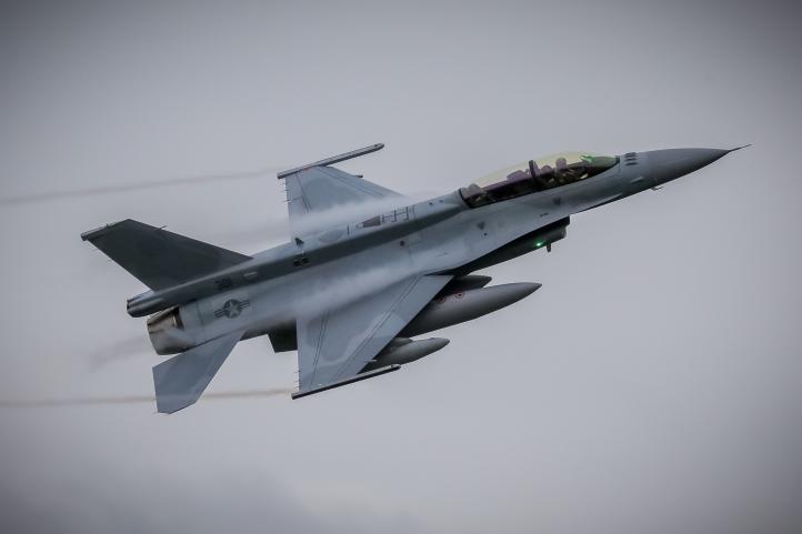 Przylot pierwszego myśliwca F-16 dla bułgarskich Sił Powietrznych, jeszcze z oznaczeniem amerykańskim (fot. Bulgarian Air Force, Facebook)