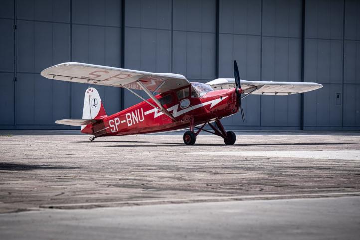 RWD-13 na tle wrót hangaru w Muzeum Lotnictwa Polskiego w Krakowie (fot. Muzeum Lotnictwa Polskiego) RWD-13 na tle wrót hangaru w Muzeum Lotnictwa Polskiego w Krakowie (fot. Muzeum Lotnictwa Polskiego)
