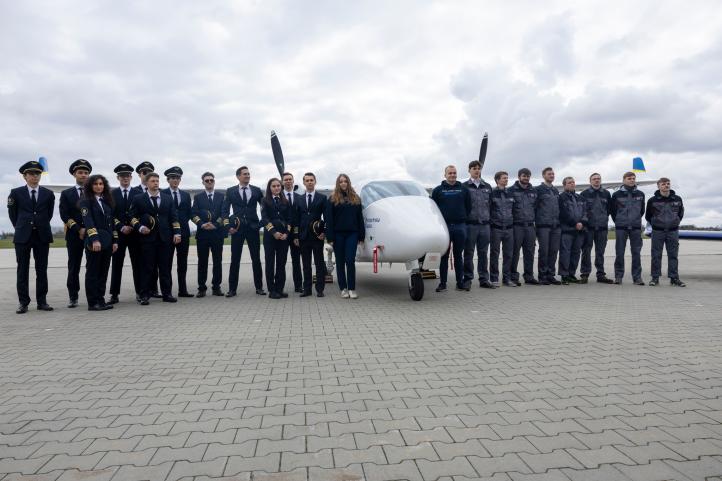 Tecnam P2006T i studenci Politechniki śląskiej (fot. Maciej Mutwil) Tecnam P2006T i studenci Politechniki śląskiej (fot. Maciej Mutwil)