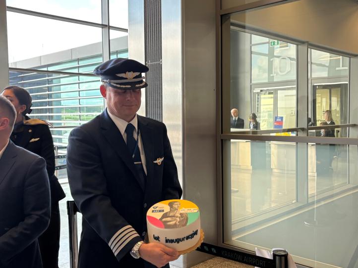 Tort na inaugurację nowego połączenia Kraków-Kopenhaga (fot. Kraków Airport) Tort na inaugurację nowego połączenia Kraków-Kopenhaga (fot. Kraków Airport)