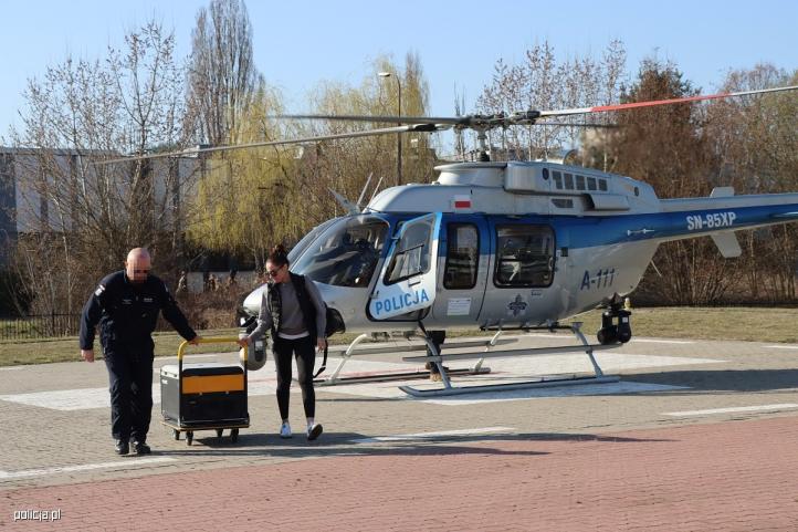Transport medyczny z udziałem policyjnego śmigłowca Bell 407GXi (fot. policja.pl)