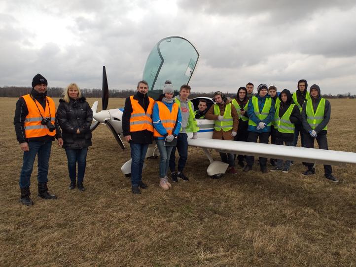 Uczniowie ZSM w Krośnie na Lotnisku Krosno (fot. ZSM w Krośnie)